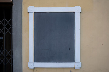 Obraz premium A chalk board with menu items resting against a wall