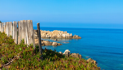 Holzzaun am Strand Liamone, zwischen Tiuccia und Sagone, Korsika, Frankreich