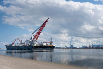 Fototapeta premium ROTTERDAM, MAASVLAKTE, THE NETHERLANDS Construction vessel moored at the Maasvlakte, Rotterdam in The Netherlands with the new 5000 tonne crane.