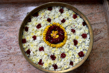 Obraz na płótnie Canvas Flower decoration in big flower bass(flower pot) use in hotel lobby, marriage function, party.