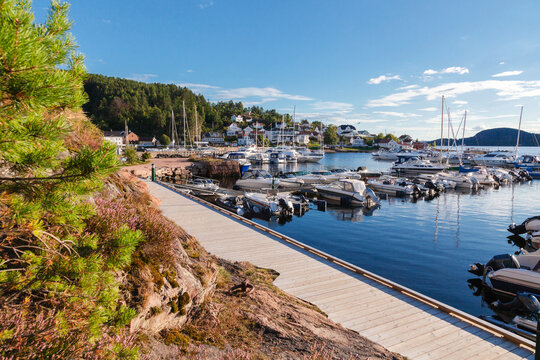 Holmsbu, Drammensfjorden, Norwegen, Drammen, Fjord, Hafen, Himmel, blau, sonnig, Sommer, Steg, Jachthafen, Boote, Motorboote, Sommer, Ferien, Urlaub, Erholung, Tourismus, Fremdenverkehr, Viken