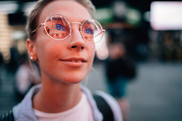 Content woman in glasses enjoying traveling - obrazy, fototapety, plakaty