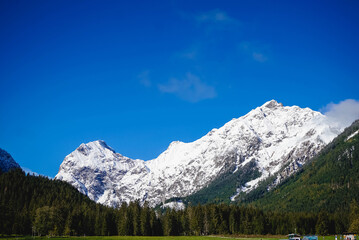 Schneebedeckte Berge am Achensee in Tirol bei Pertisau
