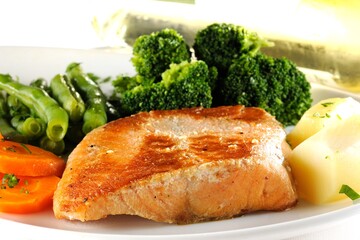 Salmão grelhado com legumes