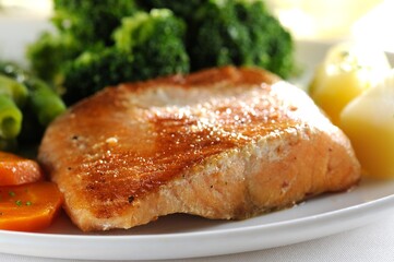 Salmão grelhado com legumes