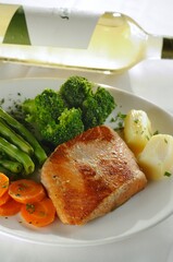 Salmão grelhado com legumes