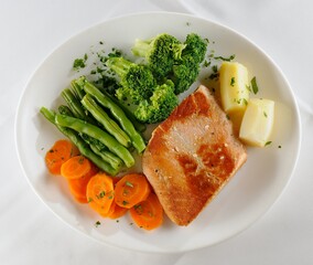 Salmão grelhado com legumes