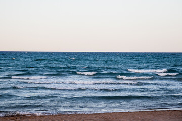 Paisaje horizonte en el mar y océano y playa con orilla de arena y olas pequeñas