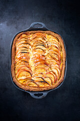Traditionelle französische Apfel Tarte angeboten als Draufsicht in einer gußeisernen Backform