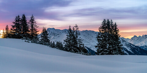 Blaue Stunden im Winter in den Bergen