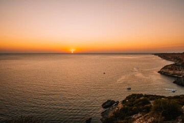 Fototapeta premium Bright sunset with large yellow sun under the sea surface