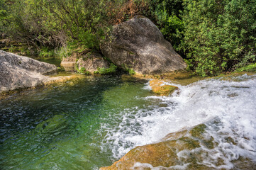 Idyllisches Naturschwimmbecken mit klarem Wasser in der Schlucht Cava Grande auf Sizilien