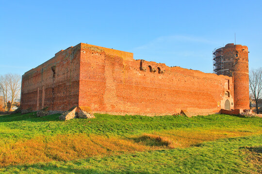 Zamek w Ciechanowie –  zbudowany na przełomie XIV i XV wieku przez księcia mazowieckiego Janusza I Starszego.