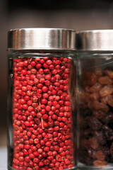 食材が入ったガラス瓶