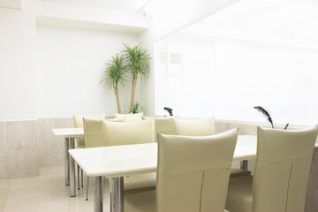 Fototapeta premium 白いテーブルと椅子