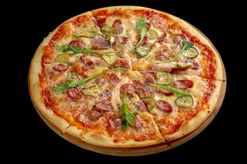 Hunting pizza with cheese, sausage, bacon, chicken, pickles and parmesan.
