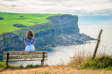 Joven disfrutando de los acantilados en Cantábria-España
Young woman enjoying the cliffs in...
