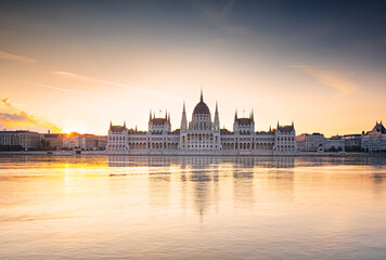 Fototapeta na wymiar Wonderful sunset over the Hungarian Parliament in Budapest, Hungary