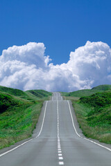 上り坂と入道雲