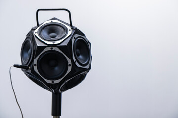Fuente de Ruido Omnidireccional para ensayos acústicos en edificación  