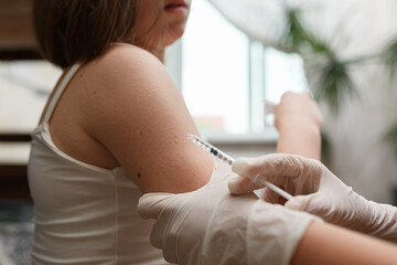 Obraz na płótnie Canvas Pediatr vaccinating a little girl in her arm.