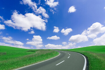 草原の中の一本道