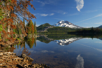 Fototapeta na wymiar Early morning on calm Sparks Lake with South Sister and treed shoreline