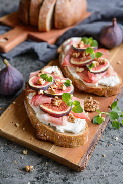 Sandwich with goat cheese, prosciutto, figs and walnuts