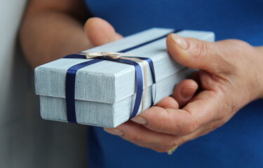 Regalo nelle mani di una donna