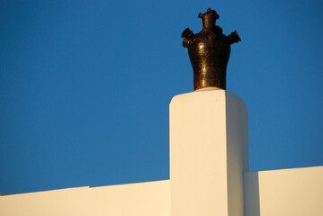element architektury na greckiej wyspie Sifnos w kształcie czarnego naczynia. - obrazy, fototapety, plakaty