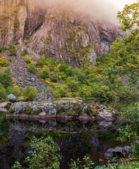 Dolinia Måbødalen (Mabodalen) w okolicy rzeki Bjoreio w gminie Eidfjord w Vestland w Norwegii.