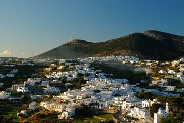 Widok na góry i białe domy na wyspie Sifnos w październikowy pogodny dzień