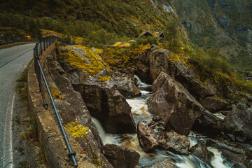 Dolinia Måbødalen (Mabodalen) w okolicy rzeki Bjoreio w gminie Eidfjord w Vestland w Norwegii.