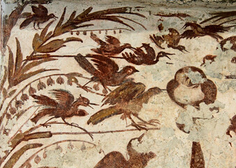 uccelli attorno a una civetta usata come zimbello; affresco nel Castel Belasi, presso Campodenno...