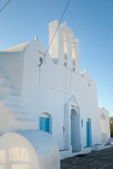 Kościół o białych ścianach na greckiej wyspie Sifnos w pogodny dzień - obrazy, fototapety, plakaty