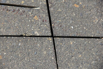 Obraz premium 交差する深い切れ目を入れられたアスファルト