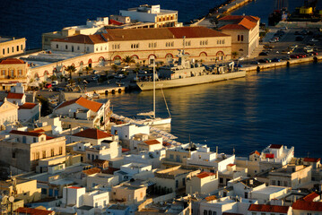 Grecka wyspa Siros w pogodne październikowe popołudnie