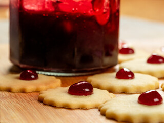 Shortbread cookies with cranberry jam