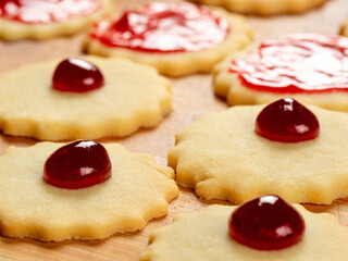 Shortbread cookies with cranberry jam