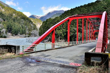 丹沢の寄沢に架かる赤い寄大橋と鍋割山稜