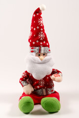 Adorno navideño sobre un fondo blanco