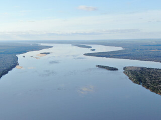 Fototapeta na wymiar Vista aérea de un río muy ancho, con algunas islas en la distancia. 