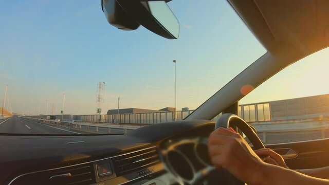 高速道路を走る車の運転席からの景色/スロー再生