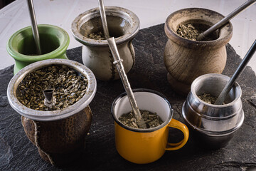 conjunto de mate en ronda  símbolo reunión de amigos en épocas de pandemia infusión de agua...