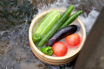 野菜を洗う