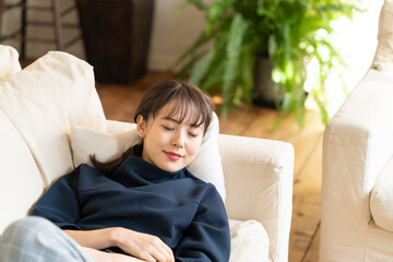 ソファで寝る女性