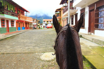 Montando a caballo en un pueblo antioqueño.