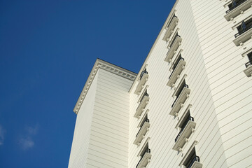 白いマンションと青空