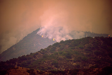 Fire and smoke in the mountains of California. Forest fires. Air Pollution. Toxic smoke. Fires in the United States. Climate change.