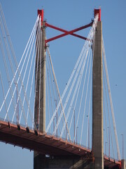 Vista  de los cables que sostienen la carretera de un puente colgante.